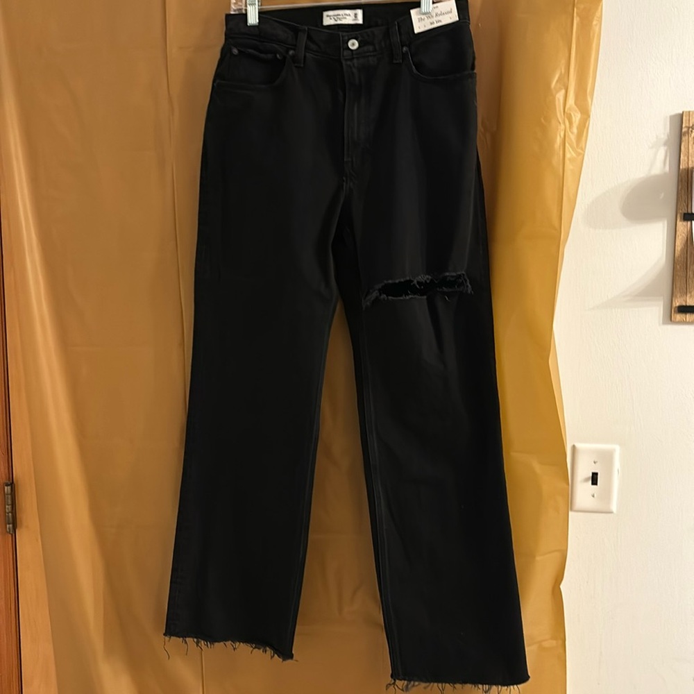 Abercrombie NWT 90s relaxed black with thigh slit. Size 10 / 30